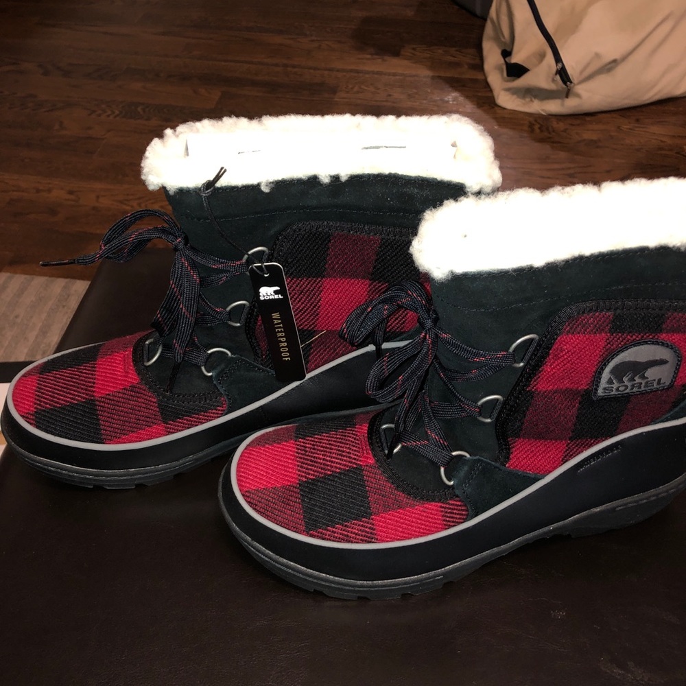NIB Sorel Tivoli III boots waterproof Red Dahlia (Red Buffalo Plaid)
